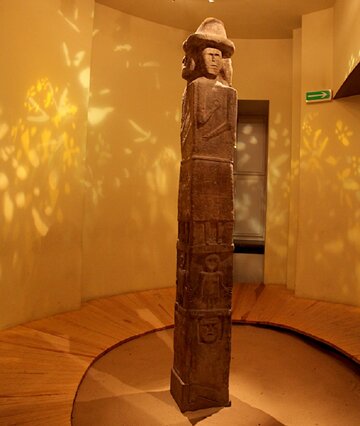 Cały posąg w&nbsp;Muzeum Archeologicznym w&nbsp;Krakowie