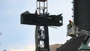 Miniatura: Archidiecezja Warszawska: Krzyż zostanie...