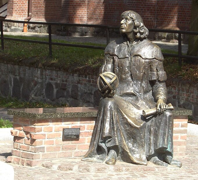 Pomnik M. Kopernika przy wejściu na zamek w Olsztynie.