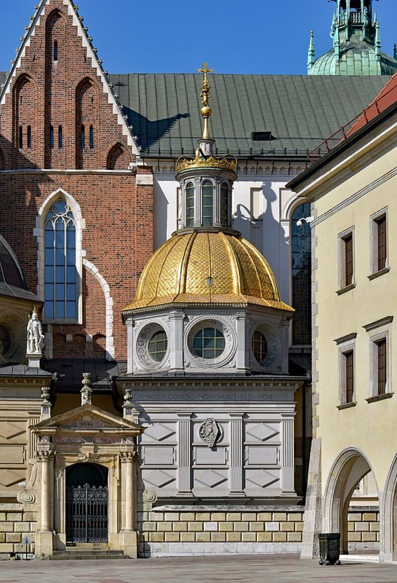 Jak nazywa się ta kaplica pod złotą kopułą na Wawelu?