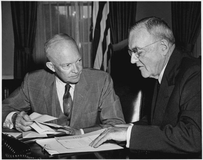 Prezydent USA Dwight Eisenhower z sekretarzem stanu Johnem Dullesem