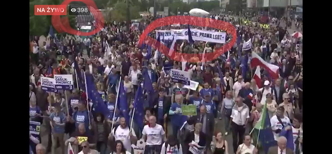 Transparent na marszu Koalicji Europejskiej