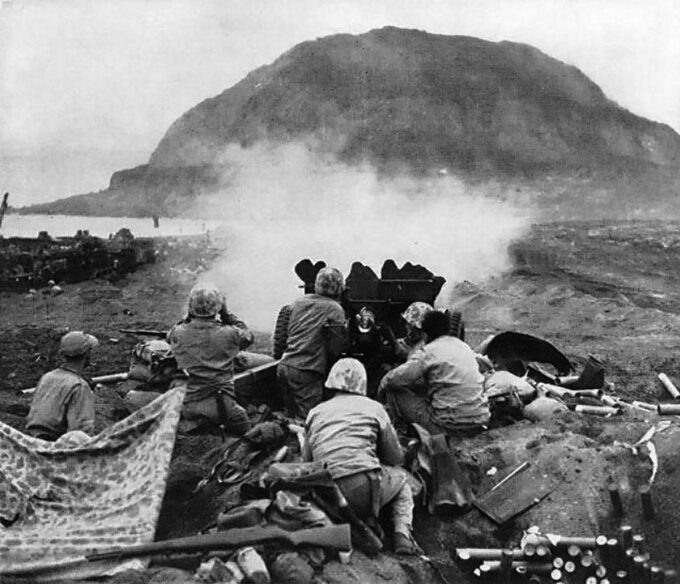 Amerykańscy żołnierze w czasie bitwy o Iwo Jimę. W tle góra Suribachi.