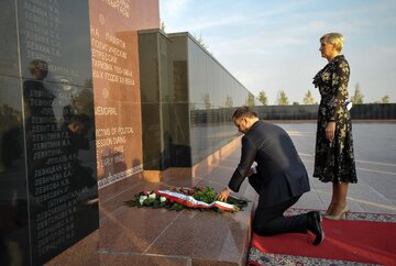 Prezydent RP Andrzej Duda z małżonką Agatą Kornhauser-Dudą podczas ceremonii złożenia wieńca pod pomnikiem upamiętniającym polskie ofiary Akmolińskiego Obozu Żon Zdrajców Ojczyzny w Astanie 
