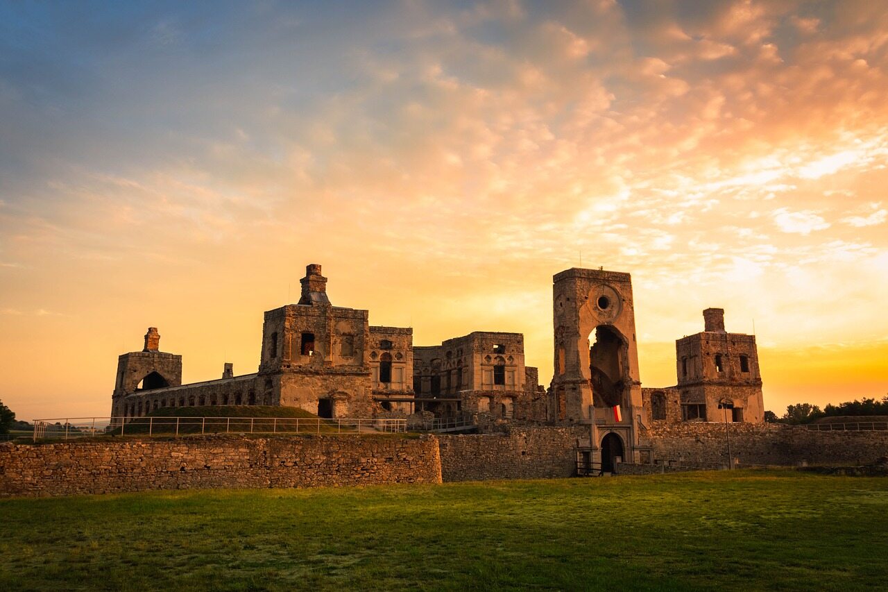To jedne z najbardziej znanych ruin w Polsce. Jak nazywa się ten zamek?