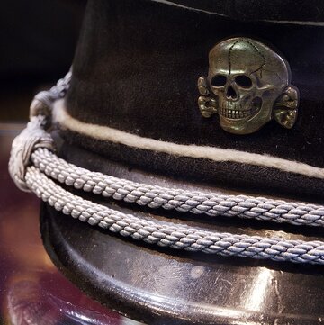 Czapka z&nbsp;symbolem SS &ndash; Totenkopf