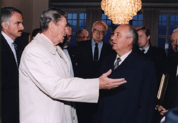 Ronald Reagan i&nbsp;Michaił Gorbaczow podczas spotkania w&nbsp;Rejkjawiku, 1986&nbsp;r.