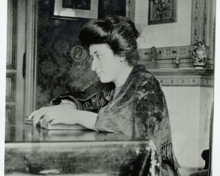 Róża Luksemburg w swoim domu w Berlinie, 1907 r.
