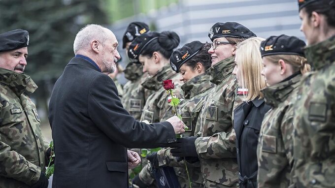 Szef MON Antoni Macierewicz wręcza kwiaty żołnierkom