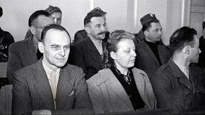 Witold Pilecki, Maria Szelągowska i Tadeusz Płużański (z profilu) na ławie oskarżonych, marzec 1948