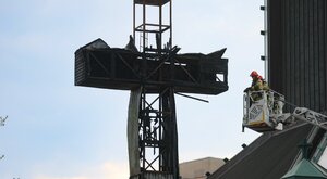Miniatura: Pożar krzyża papieskiego w Warszawie. Nowe...