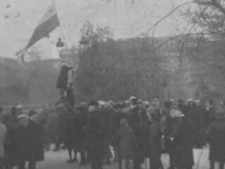 Listopad 1918: student uniwersytetu zawiesza flagę Polski na pałacu namiestnikowskim w Warszawie