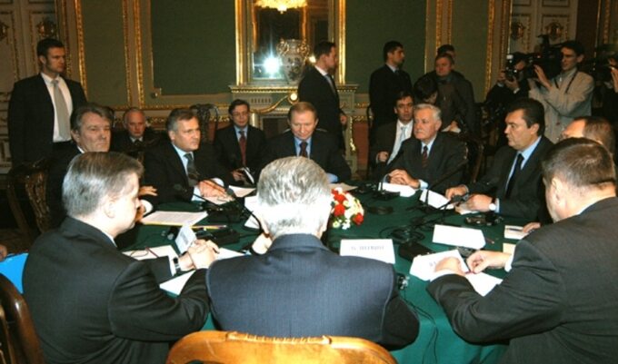 Obrady "okrągłego stołu" podczas pomarańczowej rewolucji na Ukrainie. Brał w nich udział m.in. prezydent RP A. Kwaśniewski
