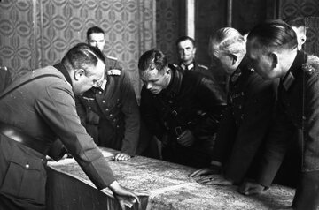 Rozmowy oficer&oacute;w Wehrmachtu i&nbsp;Armii Czerwonej o&nbsp;wytyczeniu bieżącej linii rozgraniczenia wojsk na&nbsp;zaatakowanym terytorium Polski. Brześć, wrzesień 1939. Na&nbsp;pierwszym planie gen. Heinz Guderian (z lewej)