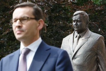 Premier Mateusz Morawiecki na tle pomnika Lecha Kaczyńskiego w Szczecinie 