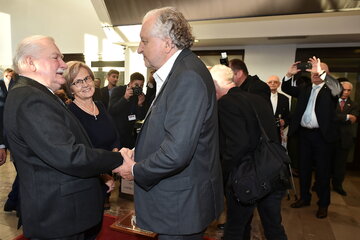 Lech Wałęsa (L) z żoną Danutą (2L) i były prezes Trybunału Konstytucyjnego prof. Andrzej Rzepliński (C) 