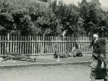 Zmarli z&nbsp;głodu na&nbsp;ulicy w&nbsp;Charkowie 1932. Autor zdjęcia: Alexander Wienerberger