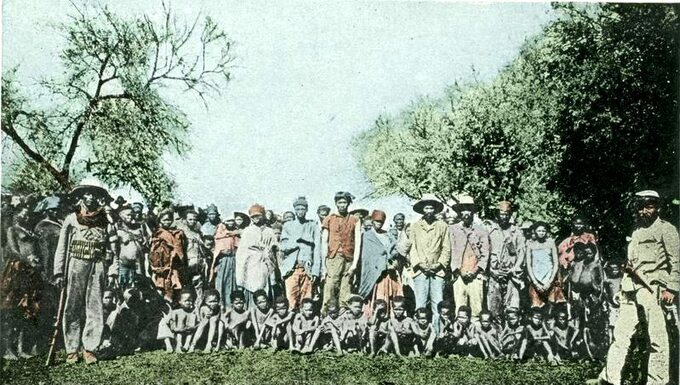 Jeńcy z plemienia Herero - mężczyźni, kobiety i dzieci