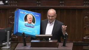 Miniatura: Karton prezerwatyw, balon z wizerunkiem...