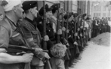 Powstańcy podczas pogrzebu na&nbsp;ulicy Zgoda 5. Wrzesień 1944&nbsp;r. Źr&oacute;dło: Jan Grużewski; Stanisław Kopf (1957) Dni Powstania, Kronika Fotograficzna Walczącej Warszawy