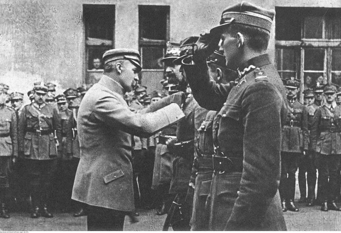 Cedric Fauntleroy (na pierwszym planie) wśród oficerów odznaczanych orderem Virtuti Militari przez marsz. Józefa Piłsudskiego