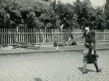 Zmarli z&nbsp;głodu na&nbsp;ulicy w&nbsp;Charkowie 1932. Autor zdjęcia: Alexander Wienerberger