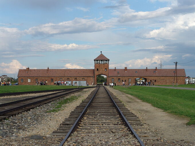 Wartownia i brama główna Auschwitz II (Birkenau)