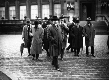 Ambasador Grecji we&nbsp;Francji podczas dyskusji w&nbsp;Lidze Narod&oacute;w nad konfliktem grecko-bułgarskim z&nbsp;1925&nbsp;r.
