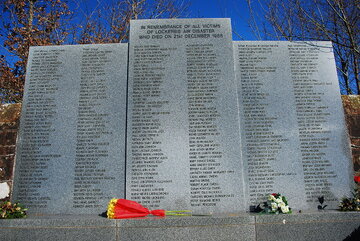 Pomnik ofiar zamachu na&nbsp;cmentarzu w&nbsp;Lockerbie