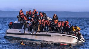 Miniatura: Uratowani migranci trafią na popularną...