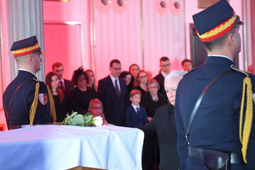 Prezes PiS Jarosław Kaczyński (2P) podczas uroczystości wniesienia do Sali Kolumnowej Sejmu trumny z ciałem marszałka seniora Kornela Morawieckiego. 