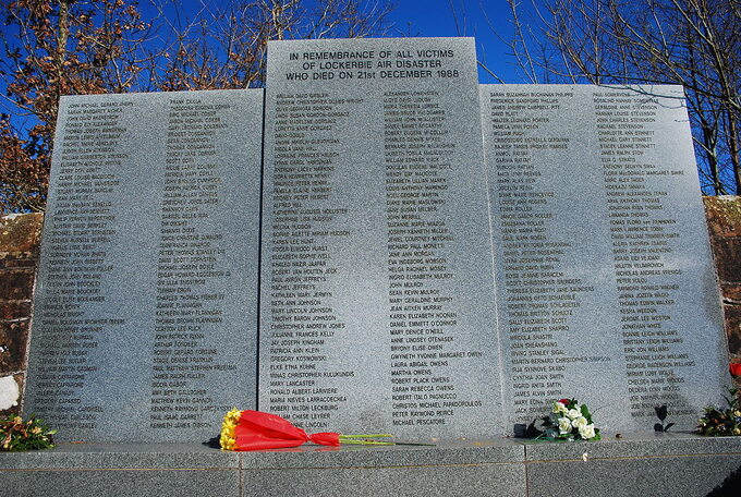 Pomnik ofiar zamachu na cmentarzu w Lockerbie
