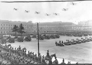 Defilada trzeciomajowa na placu Piłsudskiego, 1932 r. 