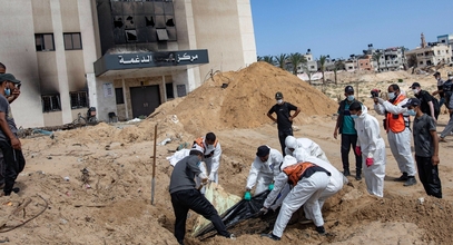 Miniatura: Masowe groby w Strefie Gazy. Co na to...