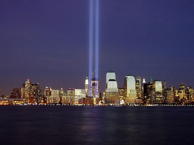 Słupy światła symbolizujące dwie wieże World Trade Center