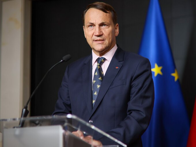 Wicepremier, minister spraw zagranicznych Radosław Sikorski na konferencji prasowej w siedzibie MSZ