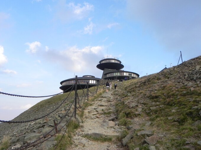 Śnieżka - szlak na szczyt, widoczne obserwatorium