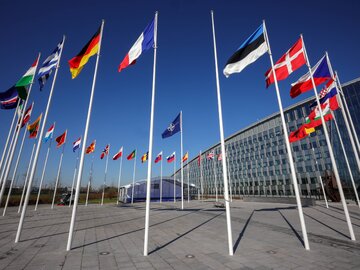 Bruksela. Pusty maszt flagowy, na&nbsp;kt&oacute;rym we&nbsp;wtorek zawiśnie flaga Finlandii.