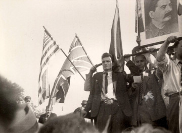 Rumuńscy komuniści witają Armię Czerwoną wkraczającą do&nbsp;Bukaresztu. 30 sierpnia 1944&nbsp;r. Na&nbsp;ciężar&oacute;wce pierwszy z&nbsp;lewej Nicolae Ceausescu. Fot. http://fototeca.iiccr.ro/picdetails.php?picid=32208X406X5732