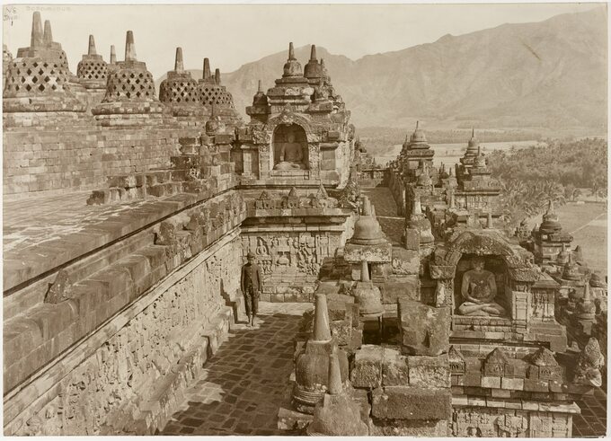 Borobudur - świątynia na Jawie, Indonezja. Zdjęcie z 1913 roku