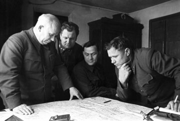 Chruszczow (pierwszy z&nbsp;lewej) w&nbsp;trakcie działań na&nbsp;froncie, 1942 rok