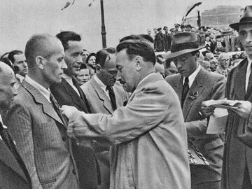 Bolesław Bierut dekorujący przodownik&oacute;w pracy uczestniczących w&nbsp;odbudowie mostu Poniatowskiego w&nbsp;Warszawie (1946)