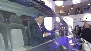 Miniatura: Andrzej Duda za kierownicą elektrycznego...