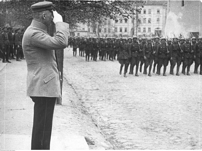 Józef Piłsudski przyjmuje defiladę wojskową w Wilnie z okazji przyłączenia Wileńszczyzny do Polski, 18 kwietnia 1922