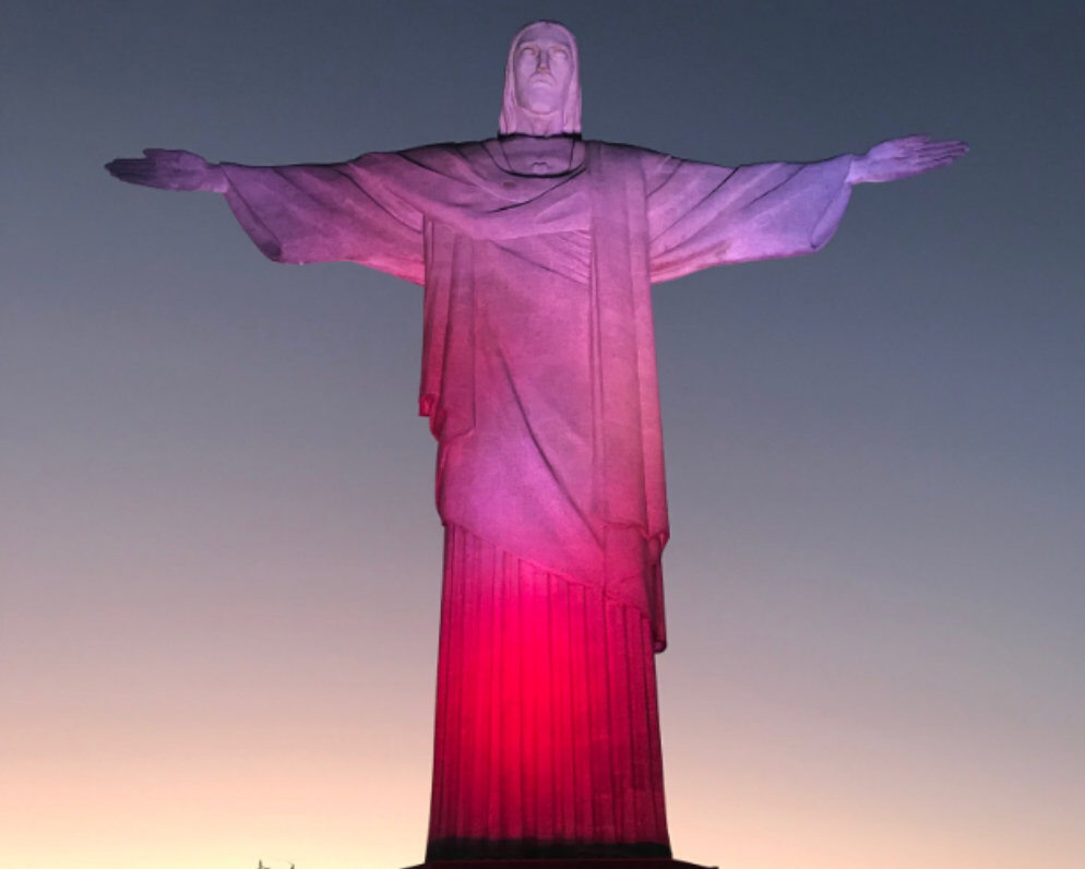 Pomnik Jezusa Chrystusa Odkupiciela wzniesiony na szczycie granitowej góry Corcovado w Rio De Janeiro w Brazylii w biało-czerwonych barwach 