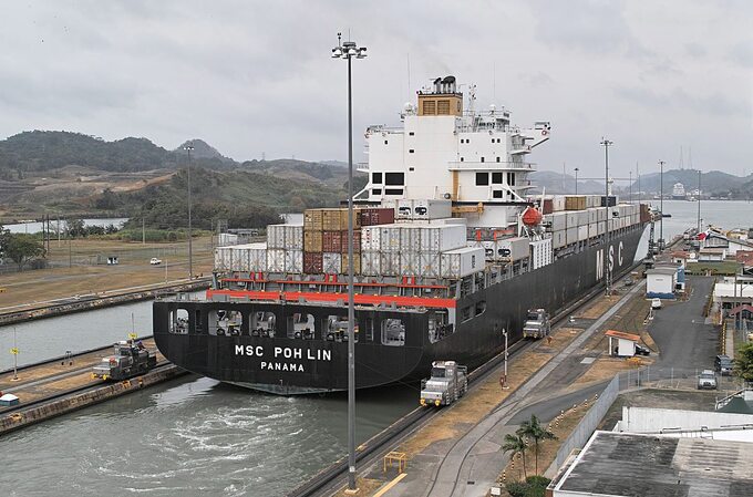 Kanał Panamski. Statek typu "panamax" opuszczający śluzy