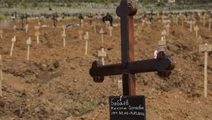 Ukraina: Prymas anglikański odwiedził masowe groby pod Kijowem