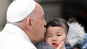 Papież na oddziale onkologii dziecięcej. Ochrzcił chorego chłopca