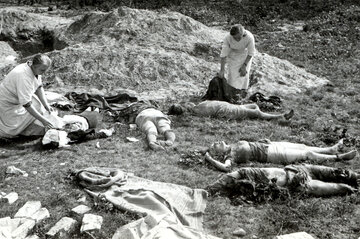 "Rycerskie" Luftwaffe Ofiary ataku Luftwaffe skierowanego w cywilów. W kampanii wrześniowej niemieccy lotnicy wykazali się wyjątkowym bestialstwem. Fotografia Juliena Bryana.