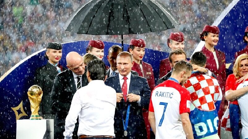 Władimir Putin pod parasolem 